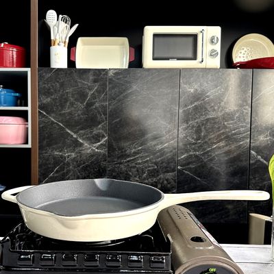 Roheisen-Email beschichtete das Braten von Pan Non Stick Durable Black-Innenraum