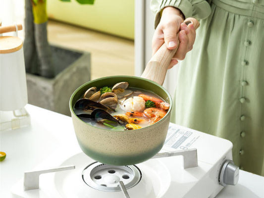 Roheisen-Aluminiumwok-Kasserolle mit nicht dem Stock-Beschichten und den hitzebeständigen Griffen